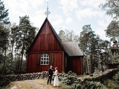 Hääpari Helsingin Seurasaaressa.